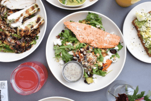 10 tips to include in a fast and safe weight loss program - salmon dinner